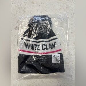 🖤NWT White Claw Black and White Pom Pom Toque